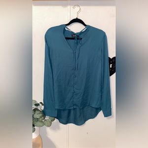 Lulu’s emerald green tie neck long sleeve blouse